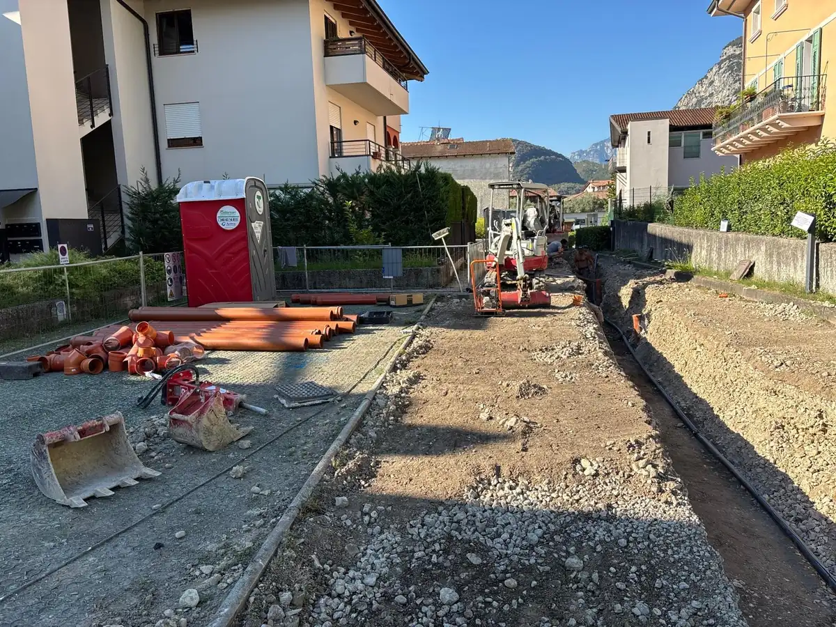 Scavo per la posa di tubazioni di fognatura in un cortile