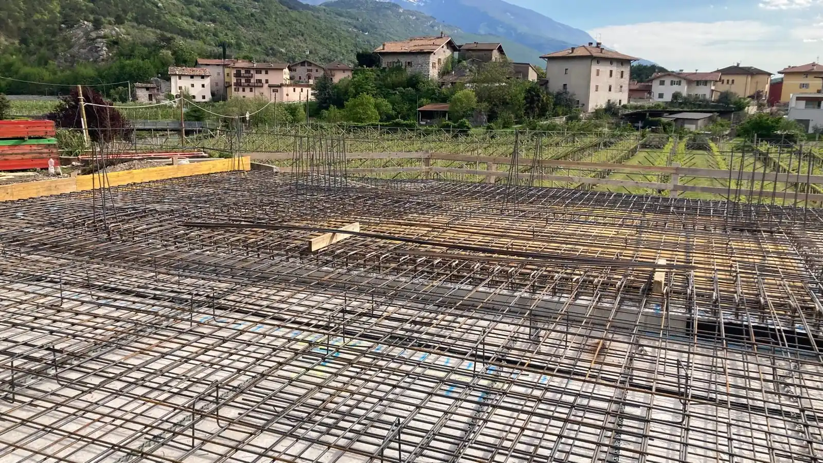 Armature in acciaio per un grande solaio con le montagne sullo sfondo