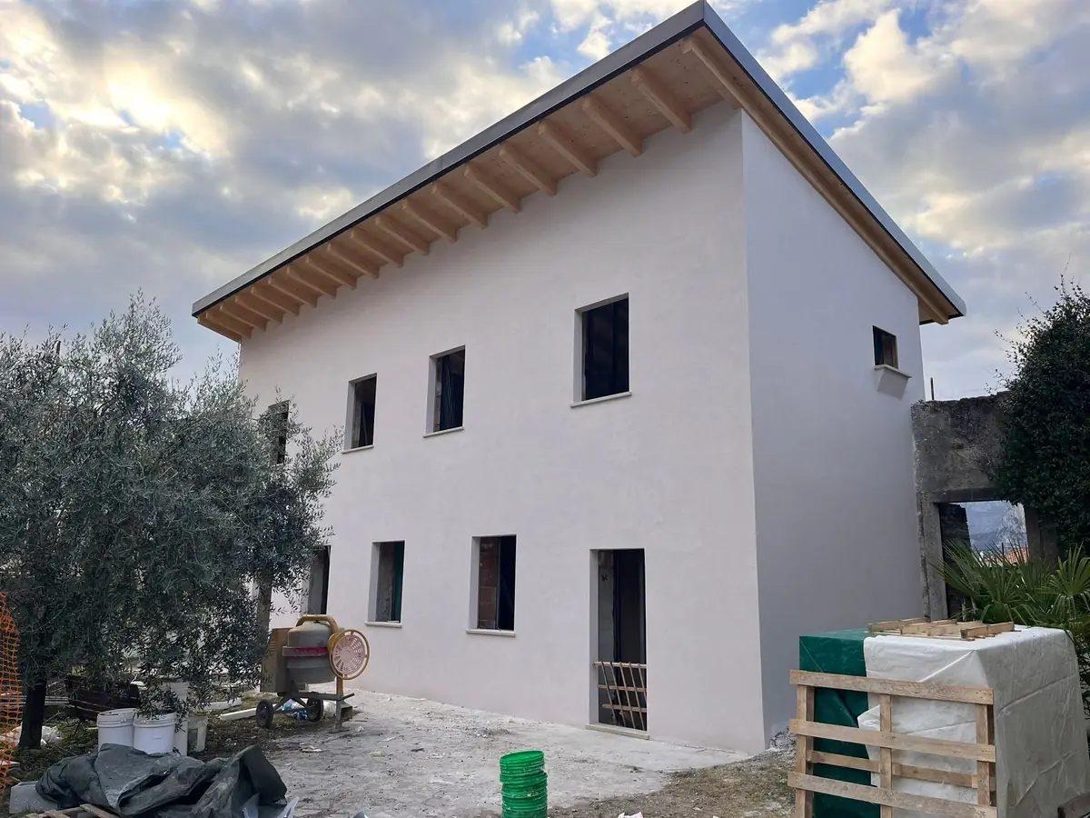Casa dopo la ristrutturazione: nuova facciata e tetto in legno