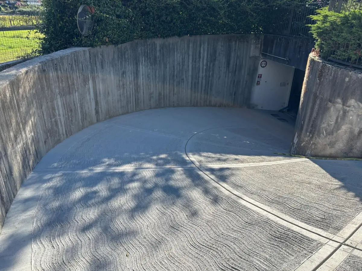 Rampa del garage dopo i lavori, con nuova pavimentazione a onde