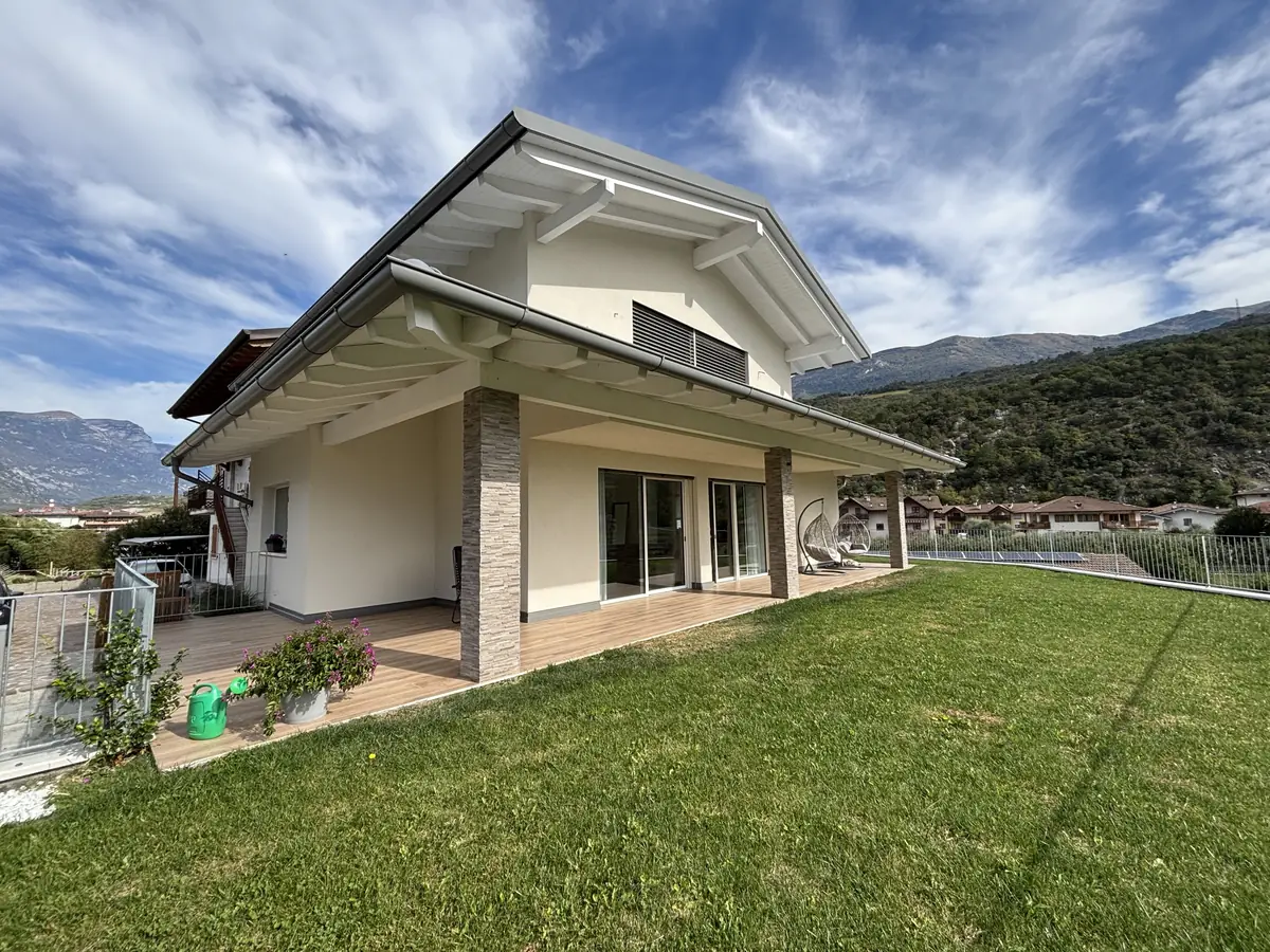Villa con portico e giardino dopo i lavori