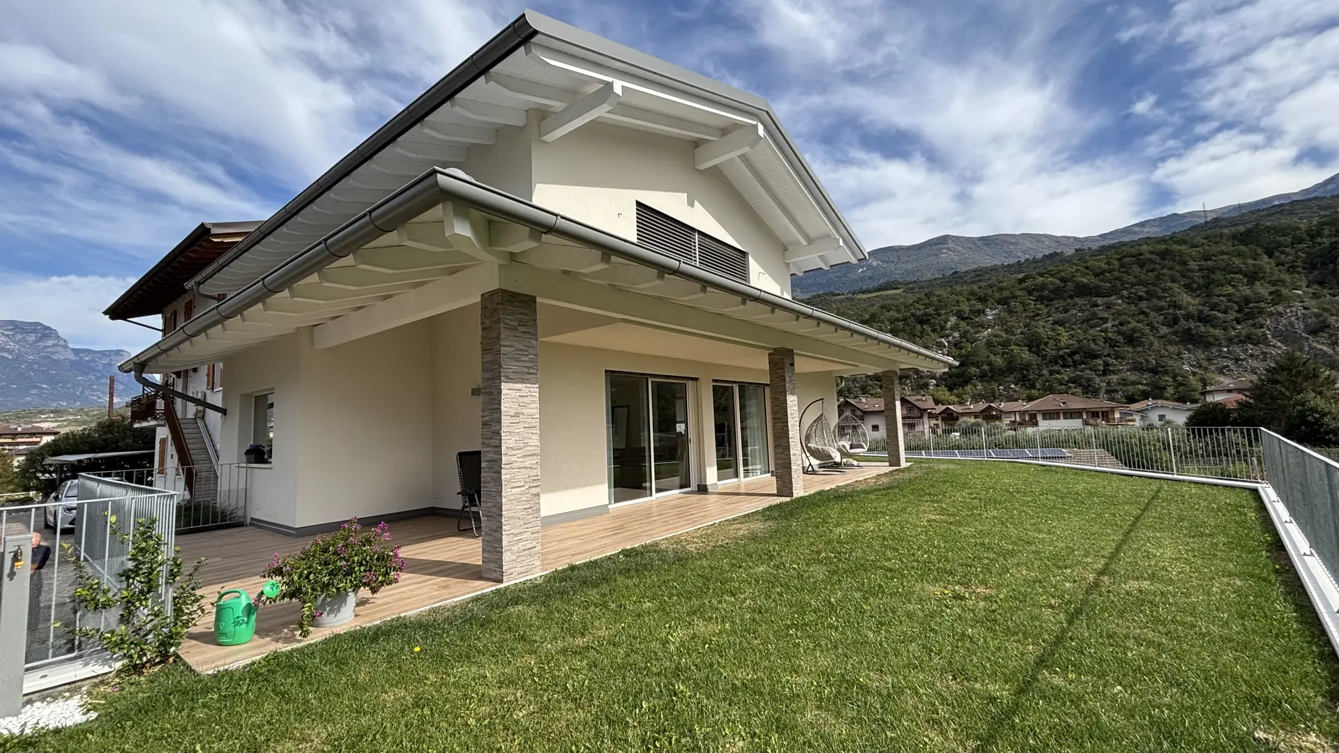 Villa con portico e giardino dopo i lavori